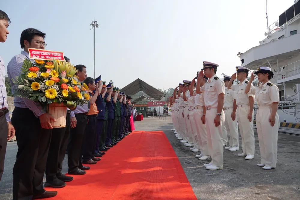 Lực lượng Bảo vệ bờ biển Nhật Bản tiến hành nghi lễ chào xã giao. Ảnh: XUÂN QUỲNH Lực lượng Bảo vệ bờ biển Nhật Bản tiến hành nghi lễ chào xã giao. Ảnh: XUÂN QUỲNH