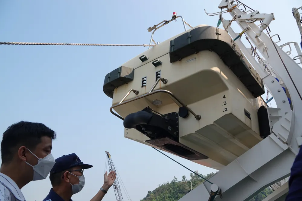 Phương tiện tập luyện, cứu nạn của tàu tuần tra. Trong đó phương tiện cứu hộ có sức chứa 12 người. Ảnh: XUÂN QUỲNH Phương tiện tập luyện, cứu nạn của tàu tuần tra. Trong đó phương tiện cứu hộ có sức chứa 12 người. Ảnh: XUÂN QUỲNH