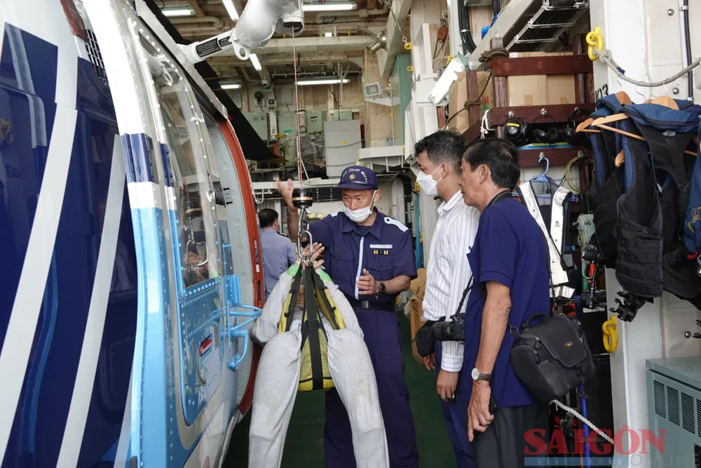 Một thủy thủ đoàn hướng dẫn đưa người lên trực thăng. Ảnh: XUÂN QUỲNH Một thủy thủ đoàn hướng dẫn đưa người lên trực thăng. Ảnh: XUÂN QUỲNH