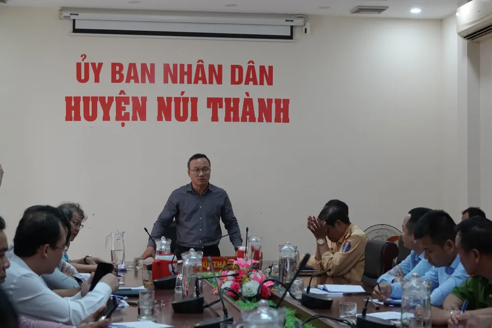 Ông Khuất Việt Hùng, Phó Chủ tịch chuyên trách Ủy ban An toàn giao thông Quốc gia làm việc với lực lượng chức năng tại trung tâm hành chính huyện Núi Thành (tỉnh Quảng Nam) Ảnh: XUÂN QUỲNH Ông Khuất Việt Hùng, Phó Chủ tịch chuyên trách Ủy ban An toàn giao thông Quốc gia làm việc với lực lượng chức năng tại trung tâm hành chính huyện Núi Thành (tỉnh Quảng Nam) Ảnh: XUÂN QUỲNH