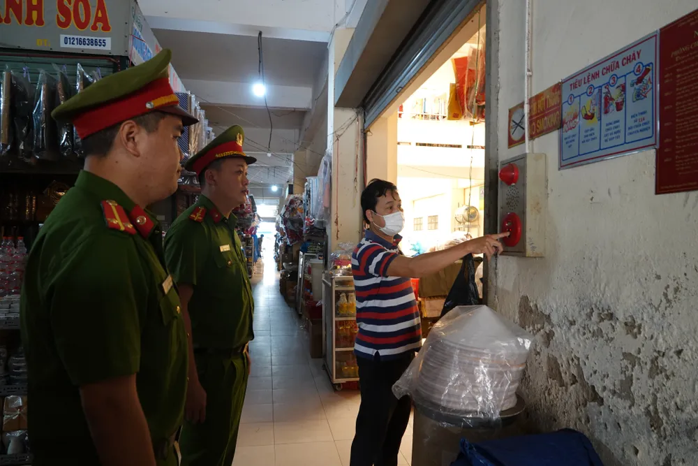 Công an và Ban quản lý chợ kiểm tra thường xuyên chất lượng các thiết bị phòng cháy, chữa cháy. Ảnh: XUÂN QUỲNH Công an và Ban quản lý chợ kiểm tra thường xuyên chất lượng các thiết bị phòng cháy, chữa cháy. Ảnh: XUÂN QUỲNH