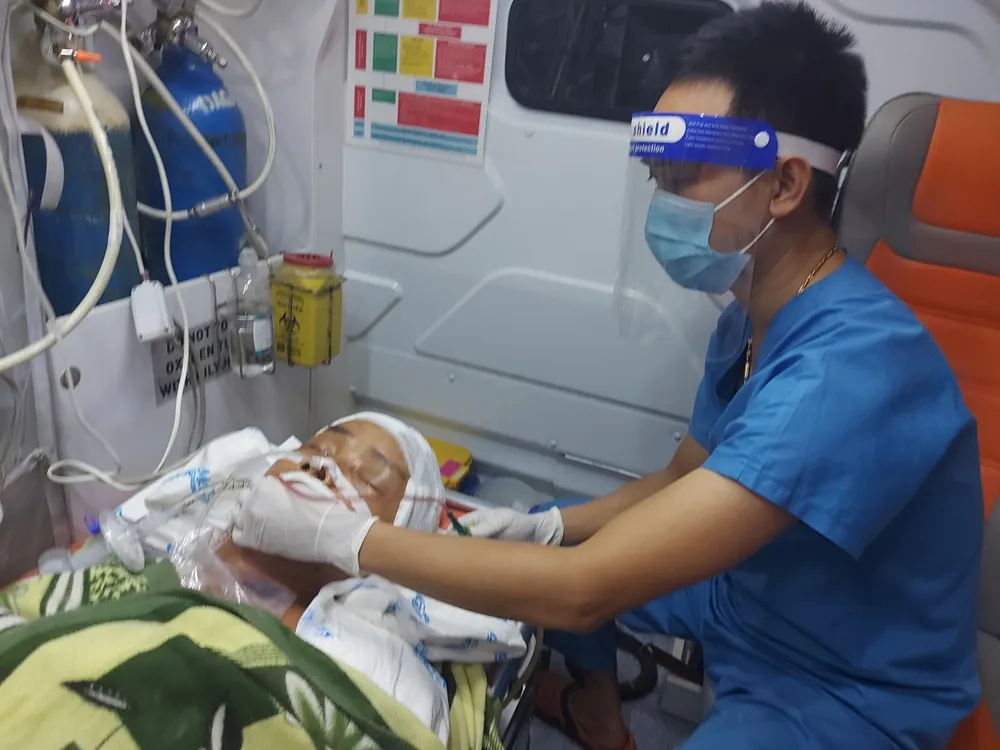 Nhân viên Trạm cấp cứu Hòa Minh - Trung tâm cấp cứu 115 Đà Nẵng đưa bệnh nhân đến bệnh viện trong thời điểm Covid-19. Ảnh: XUÂN QUỲNH