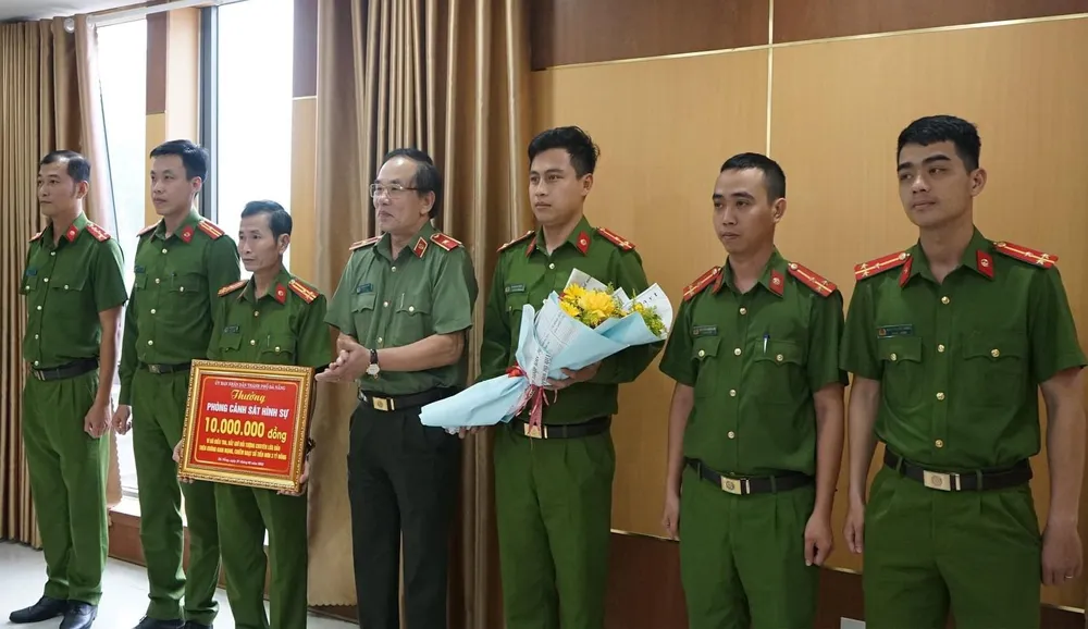 Thừa ủy quyền của Chủ tịch UBND TP Đà Nẵng, Thiếu tướng Vũ Xuân Viên trao thưởng cho Phòng Cảnh sát Hình sự 10 triệu đồng. Ảnh: CATP Thừa ủy quyền của Chủ tịch UBND TP Đà Nẵng, Thiếu tướng Vũ Xuân Viên trao thưởng cho Phòng Cảnh sát Hình sự 10 triệu đồng. Ảnh: CATP