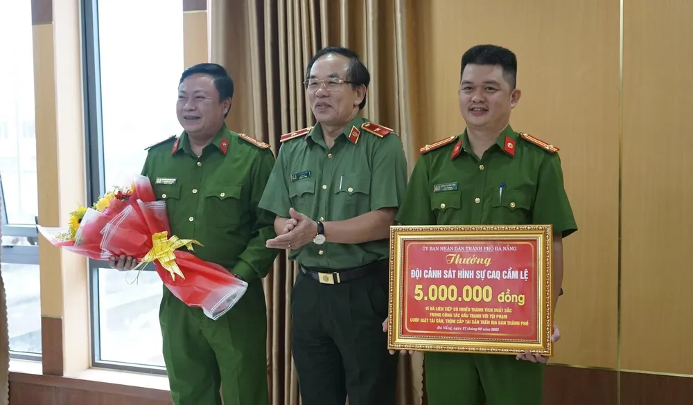 Thừa ủy quyền của Chủ tịch UBND TP Đà Nẵng, Thiếu tướng Vũ Xuân Viên trao thưởng cho Đội Cảnh sát Hình sự - Công an quận Cẩm Lệ. Ảnh: CATP Thừa ủy quyền của Chủ tịch UBND TP Đà Nẵng, Thiếu tướng Vũ Xuân Viên trao thưởng cho Đội Cảnh sát Hình sự - Công an quận Cẩm Lệ. Ảnh: CATP