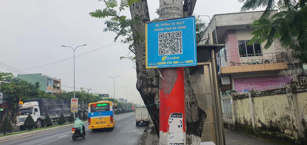 QR code đặt cạnh bến chờ xe buýt gần trường học 