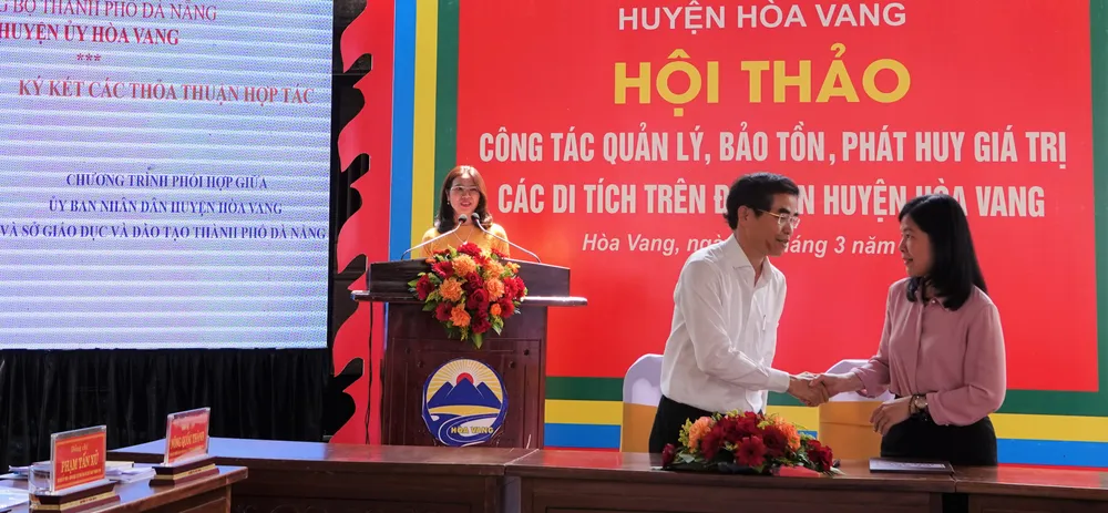 Bà Lê Thị Bích Thuận, Giám đốc Sở GD-ĐT TP Đà Nẵng và ông Phan Văn Tôn, Chủ tịch UBND huyện Hòa Vang đại diện ký kết thỏa thuận hợp tác