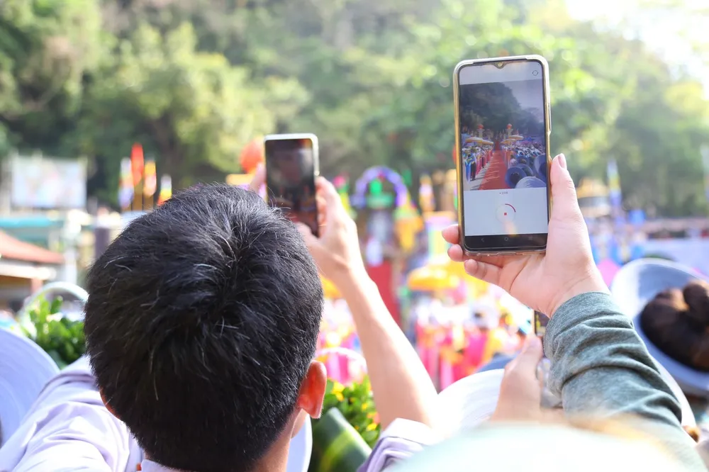 Một số người sử dụng điện thoại để ghi lại khoảnh khắc này. Ảnh: XUÂN QUỲNH Một số người sử dụng điện thoại để ghi lại khoảnh khắc này. Ảnh: XUÂN QUỲNH