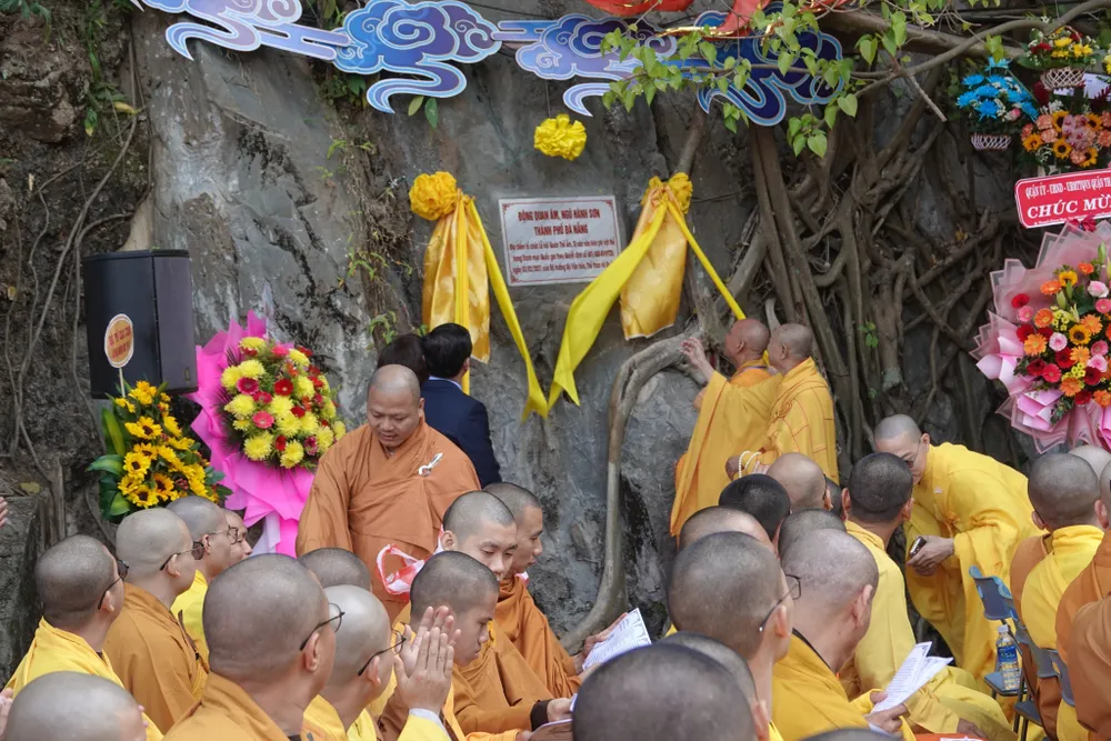 Gắn bảng Động Quan Âm tại địa điểm tổ chức Lễ hội Quán Thế Âm. Ảnh: XUÂN QUỲNH Gắn bảng Động Quan Âm tại địa điểm tổ chức Lễ hội Quán Thế Âm. Ảnh: XUÂN QUỲNH