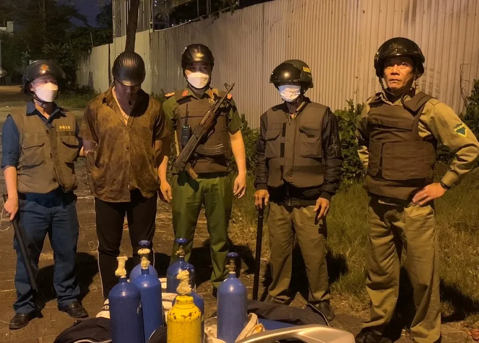 Thu giữ khí cười trên đường tuần tra khu vực Đảo Xanh Thu giữ khí cười trên đường tuần tra khu vực Đảo Xanh