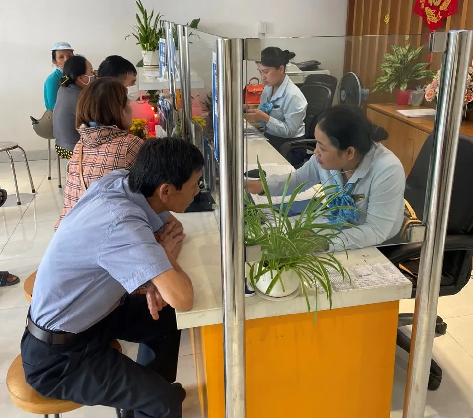 Những người lớn tuổi, không thạo smartphone hầu như đều đến cửa hàng Những người lớn tuổi, không thạo smartphone hầu như đều đến cửa hàng