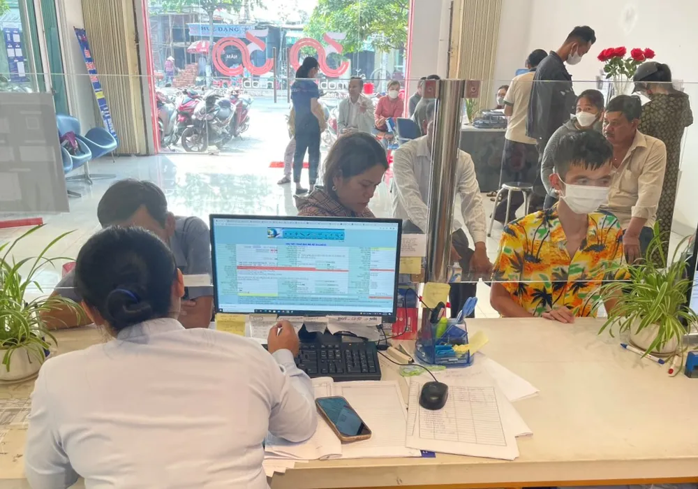 Người dân xếp hàng chờ đăng ký thông tin Người dân xếp hàng chờ đăng ký thông tin