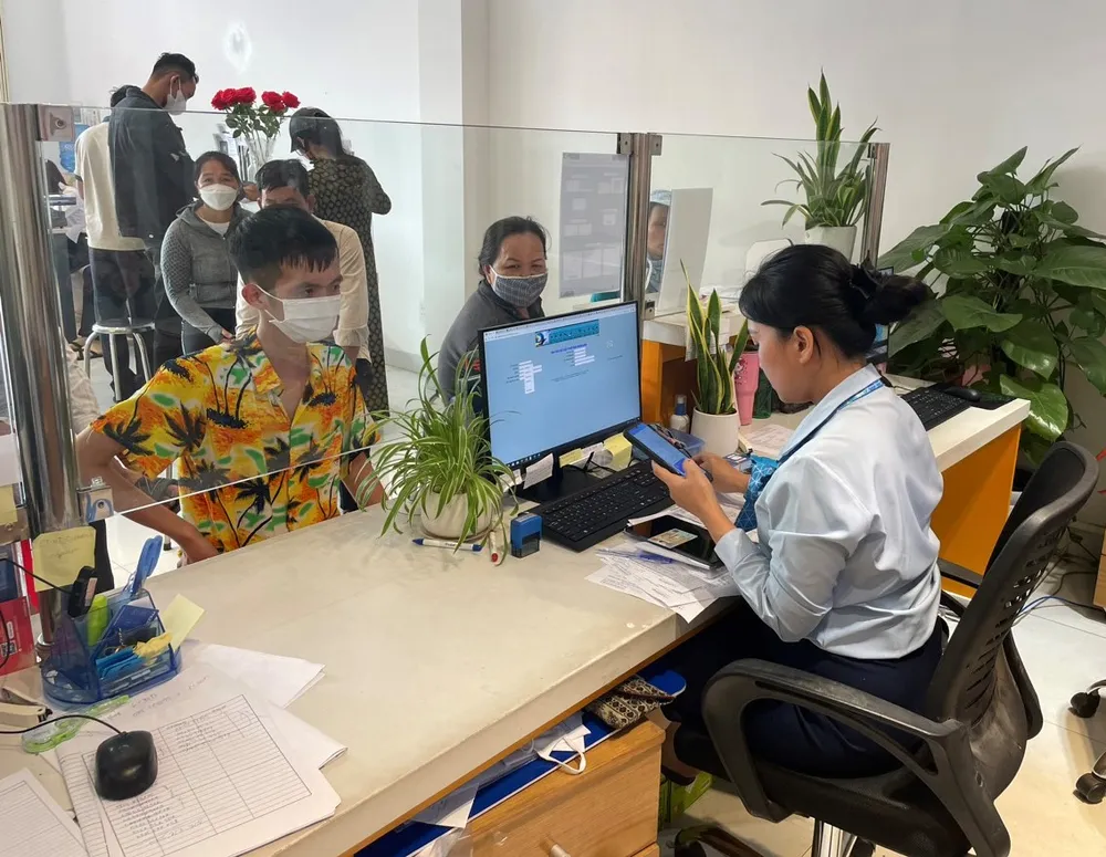 Nhân viên hướng dẫn cài đặt trên app điện thoại My Mobifone Nhân viên hướng dẫn cài đặt trên app điện thoại My Mobifone