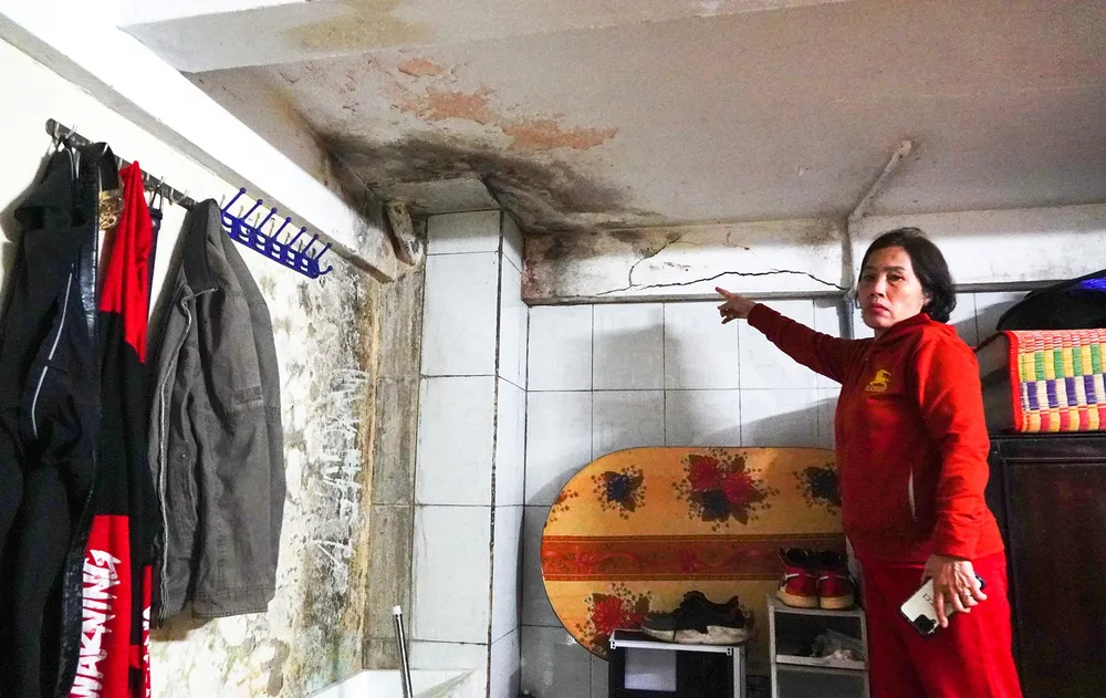 Tường phía sau nhà bà Hồng dù đã tốn 47 triệu đồng để xây lại nhưng đến nay tiếp tục xuống cấp. Ảnh: XUÂN QUỲNH Tường phía sau nhà bà Hồng dù đã tốn 47 triệu đồng để xây lại nhưng đến nay tiếp tục xuống cấp. Ảnh: XUÂN QUỲNH