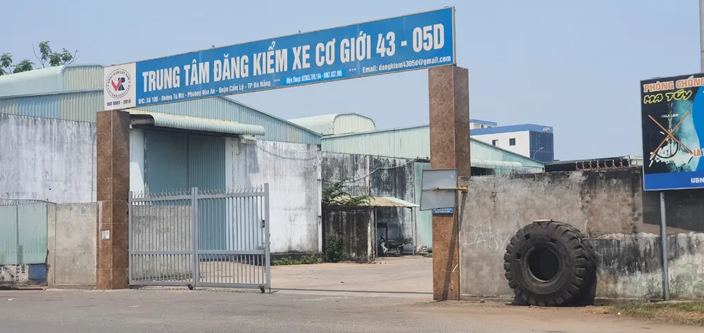 Sân đỗ vắng vẻ chỉ lác đác vài phương tiện tại Trung tâm Đăng kiểm xe cơ giới 43-05D. Ảnh: XUÂN QUỲNH Sân đỗ vắng vẻ chỉ lác đác vài phương tiện tại Trung tâm Đăng kiểm xe cơ giới 43-05D. Ảnh: XUÂN QUỲNH