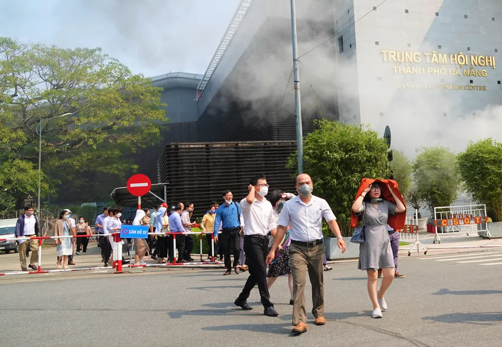 Toàn bộ cán bộ, nhân viên phải tham gia diễn tập Phương án chữa cháy và cứu nạn, cứu hộ trừ phụ nữ mang thai, người đang có vấn đề về sức khỏe. Ảnh: XUÂN QUỲNH