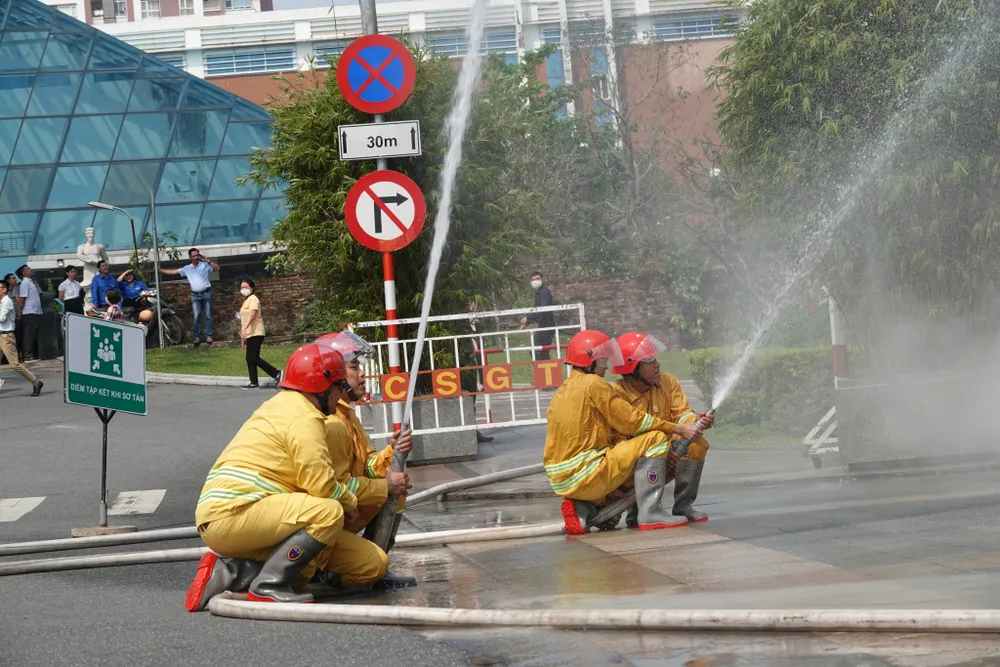 Tình huống giả định, tại toà nhà Trung tâm hành chính TP Đà Nẵng xảy ra cháy, các chiến sĩ PCCC và CNCH lập tức có mặt tại hiện trường tổ chức phun nước khống chế ngọn lửa. Ảnh: XUÂN QUỲNH