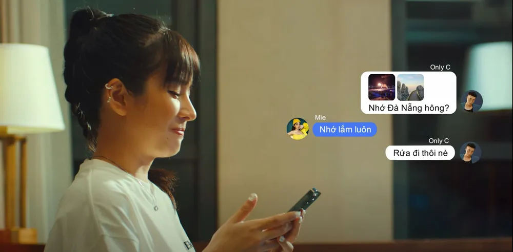 Phần mở đầu của MV là đoạn hội thoại thể hiện tâm tư, cảm xúc người con Đà Nẵng khi xa quê hương Phần mở đầu của MV là đoạn hội thoại thể hiện tâm tư, cảm xúc người con Đà Nẵng khi xa quê hương