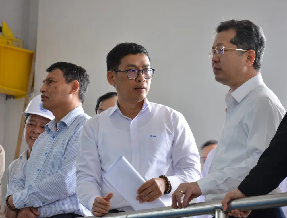 Ông Phùng Phú Phong, Giám đốc Sở Xây dựng Đà Nẵng đang trao đổi với ông Nguyễn Văn Quảng, Bí thư Thành ủy Đà Nẵng trong buổi kiểm tra Nhà máy nước Hòa Liên ngày 9-3-2023 vừa qua Ông Phùng Phú Phong, Giám đốc Sở Xây dựng Đà Nẵng đang trao đổi với ông Nguyễn Văn Quảng, Bí thư Thành ủy Đà Nẵng trong buổi kiểm tra Nhà máy nước Hòa Liên ngày 9-3-2023 vừa qua