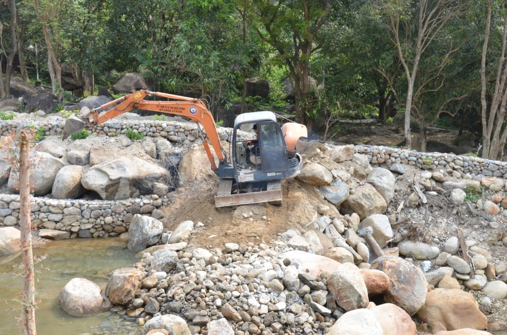 Cưỡng chế tháo dỡ các công trình kè ngăn dòng trái phép tại Khu du lịch sinh thái Suối Lương – Hải Vân Part