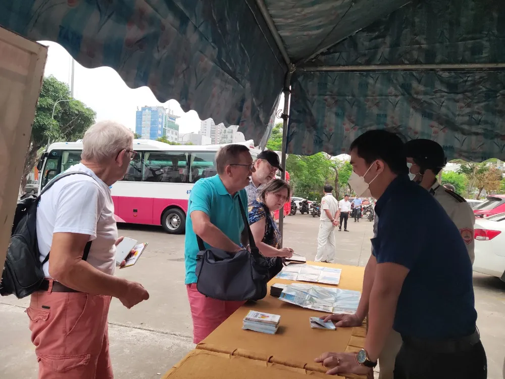 Các chuyên viên của Trung tâm hỗ trợ du khách hỗ trợ thêm về thông tin du lịch Đà Nẵng cho khách tại khu vực trước nhà hát Trưng Vương. Ảnh: XUÂN QUỲNH