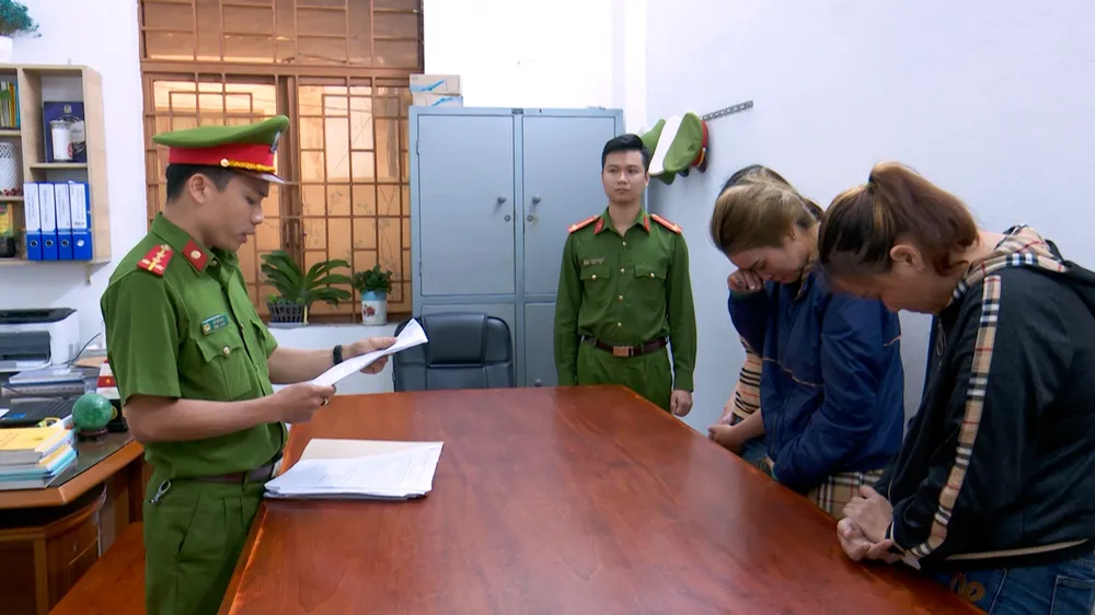 Công an quận Cẩm Lệ (TP Đà Nẵng) thực hiện lệnh khởi tố các đối tượng. Ảnh: XUÂN QUỲNH