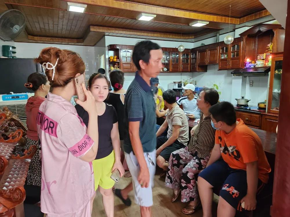 Người thân, bạn bè đến chia buồn cùng gia đình nạn nhân. Ảnh: Xuân Quỳnh