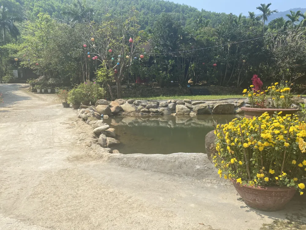 Đường bê tông rộng 3 - 4 m chắn ngang dòng suối phía thượng nguồn trên địa bàn xã Hòa Phú. Ảnh: XUÂN QUỲNH