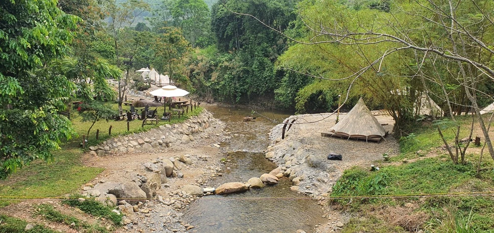 Khu cắm trại Róc Rách Glamping xây dựng công trình "bê tông hóa" dọc bờ suối. Ảnh: XUÂN QUỲNH