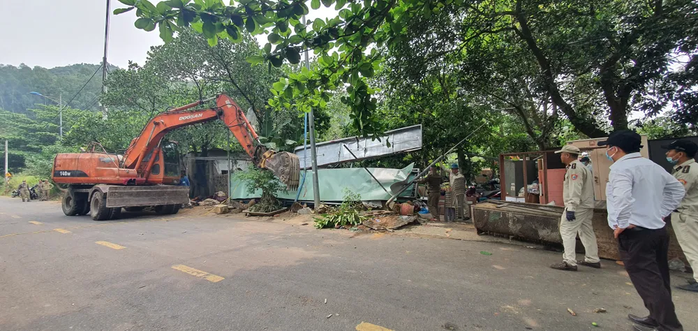 Tiến hành tháo dỡ trả lại hiện trạng ban đầu. Ảnh: XUÂN QUỲNH Tiến hành tháo dỡ trả lại hiện trạng ban đầu. Ảnh: XUÂN QUỲNH