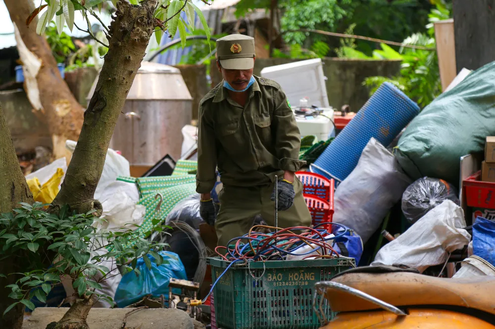 Dọn dẹp các vật dụng tại công trình trái phép. Ảnh: XUÂN QUỲNH Dọn dẹp các vật dụng tại công trình trái phép. Ảnh: XUÂN QUỲNH