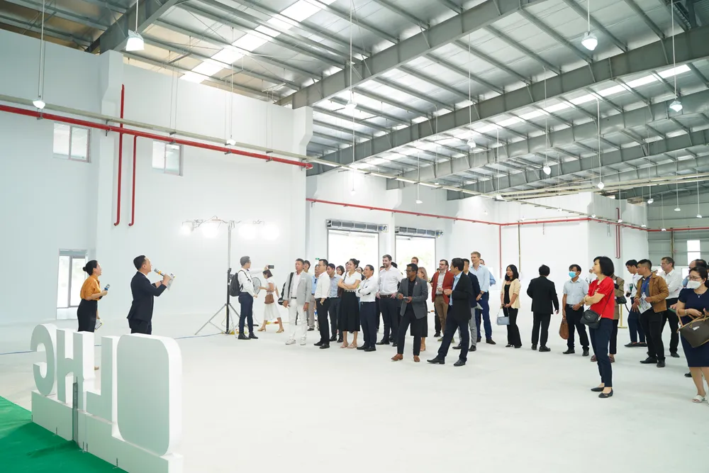 Đại diện các hiệp hội, doanh nghiệp đã có buổi tham quan cơ sở hạ tầng của TP Đà Nẵng, Khu công nghệ cao Đà Nẵng và khu nhà xưởng công nghệ cao Long Hậu - mô hình nhà xưởng xây sẵn cho nhà đầu tư Đại diện các hiệp hội, doanh nghiệp đã có buổi tham quan cơ sở hạ tầng của TP Đà Nẵng, Khu công nghệ cao Đà Nẵng và khu nhà xưởng công nghệ cao Long Hậu - mô hình nhà xưởng xây sẵn cho nhà đầu tư