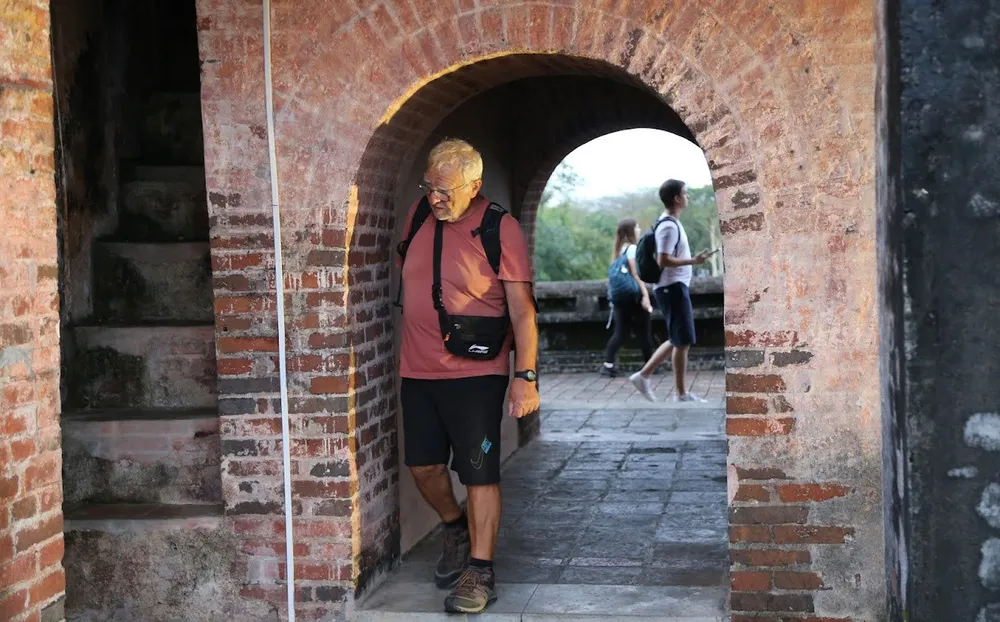 Du khách trải nghiệm di sản Huế từ con đường du lịch trên thượng thành mới đưa vào khai thác. Ảnh: VĂN THẮNG Du khách trải nghiệm di sản Huế từ con đường du lịch trên thượng thành mới đưa vào khai thác. Ảnh: VĂN THẮNG