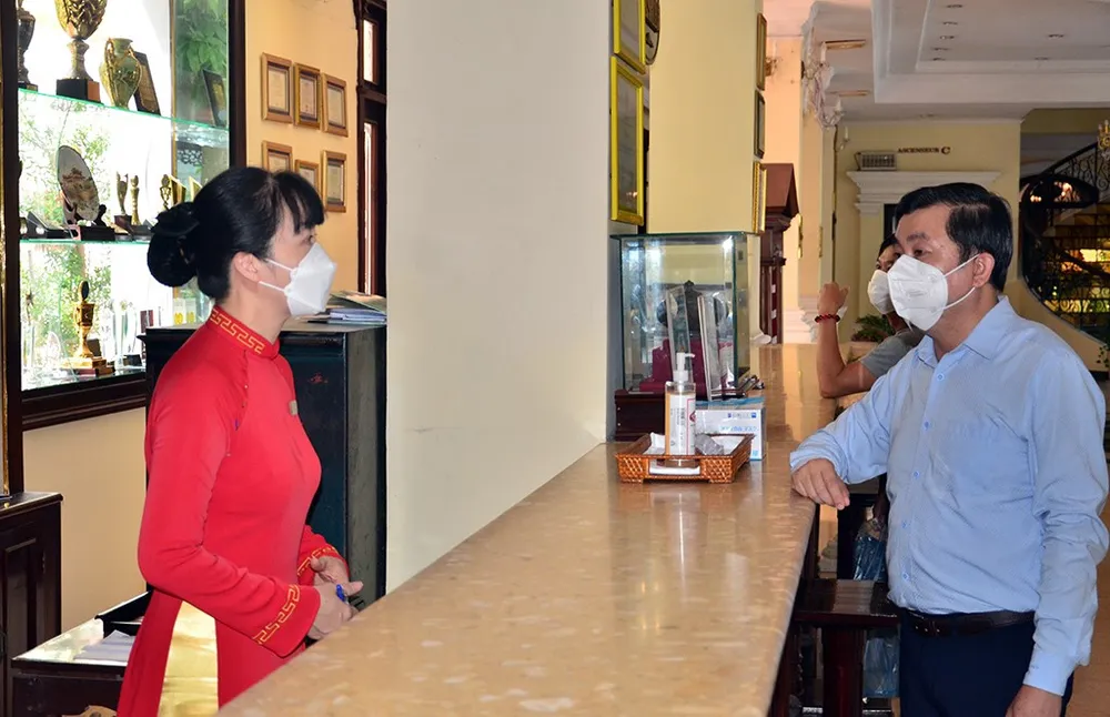 Lãnh đạo Sở Du lịch tỉnh Thừa Thiên Huế kiểm tra công tác phòng chống dịch Covid-19 tại một số cơ sở lưu trú. Ảnh: VĂN THẮNG Lãnh đạo Sở Du lịch tỉnh Thừa Thiên Huế kiểm tra công tác phòng chống dịch Covid-19 tại một số cơ sở lưu trú. Ảnh: VĂN THẮNG