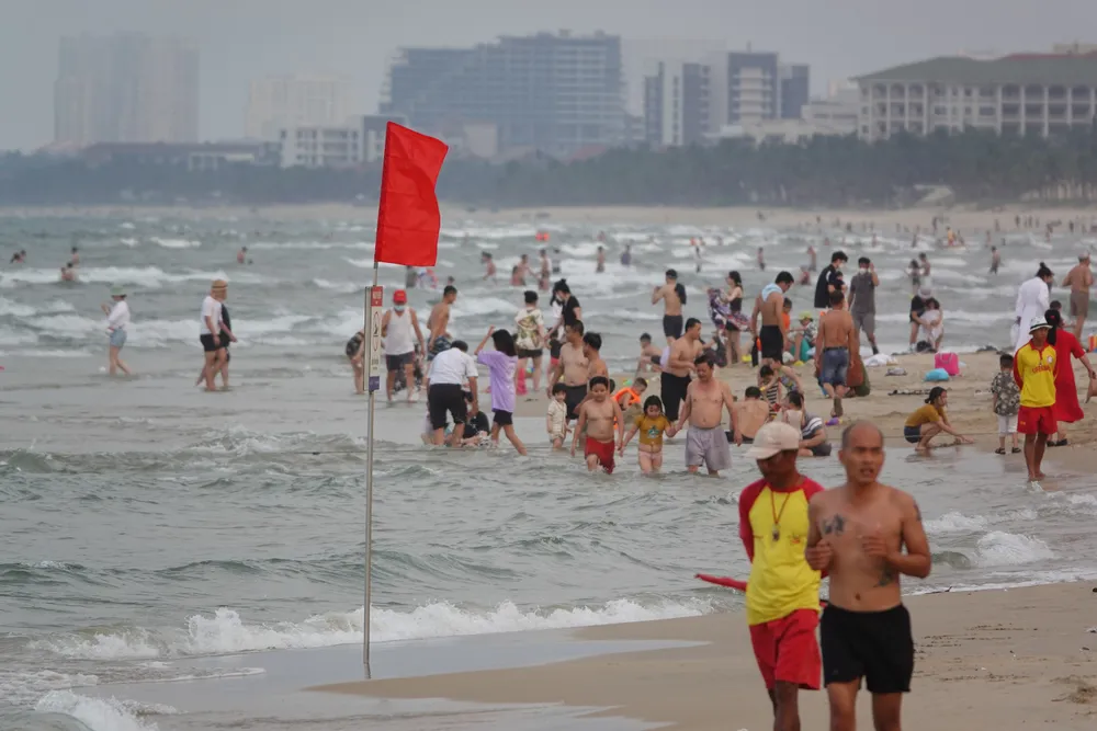 Các bãi biển Đà Nẵng luôn có lực lượng trực cứu hộ, cắm biển báo. Ảnh: XUÂN QUỲNH Các bãi biển Đà Nẵng luôn có lực lượng trực cứu hộ, cắm biển báo. Ảnh: XUÂN QUỲNH