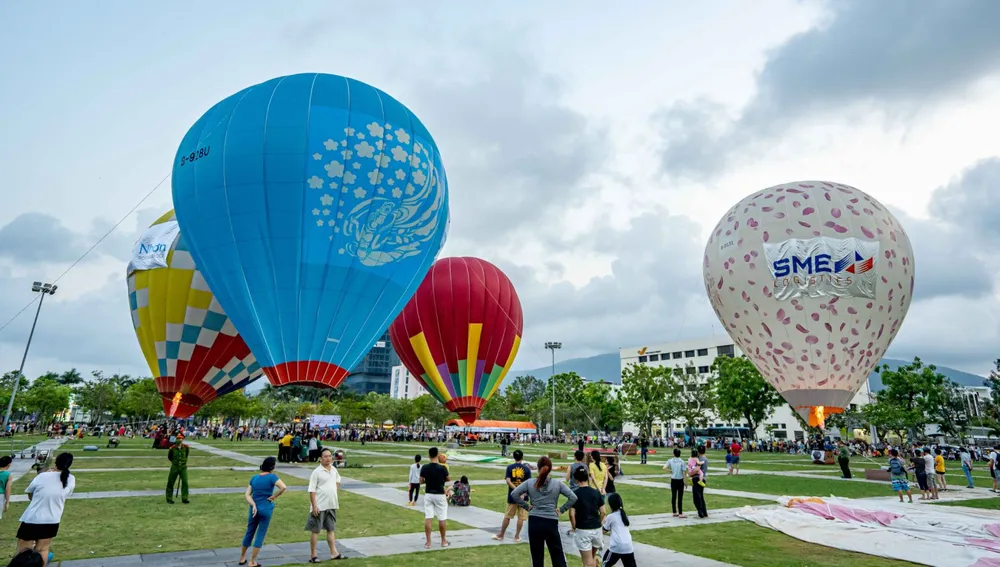 Đông đảo người dân, du khách thích thú với lễ hội bay khinh khí cầu ngắm phố biển Quy Nhơn. Ảnh: NGỌC OAI Đông đảo người dân, du khách thích thú với lễ hội bay khinh khí cầu ngắm phố biển Quy Nhơn. Ảnh: NGỌC OAI