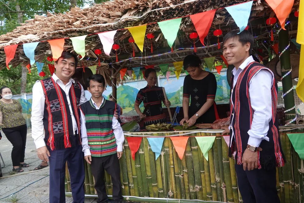 Ông Tô Văn Hùng, Bí thư huyện Hòa Vang trong trang phục người đồng bào Cơ Tu. Ảnh: XUÂN QUỲNH