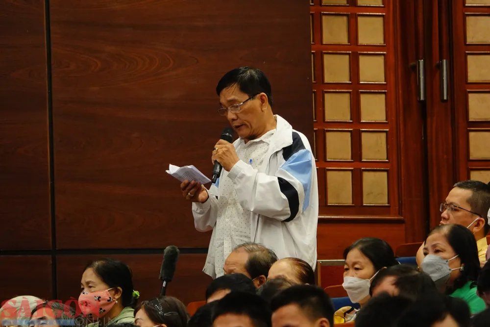 Cử tri Trần Văn Chức phát biểu tại hội nghị. Ảnh: XUÂN QUỲNH