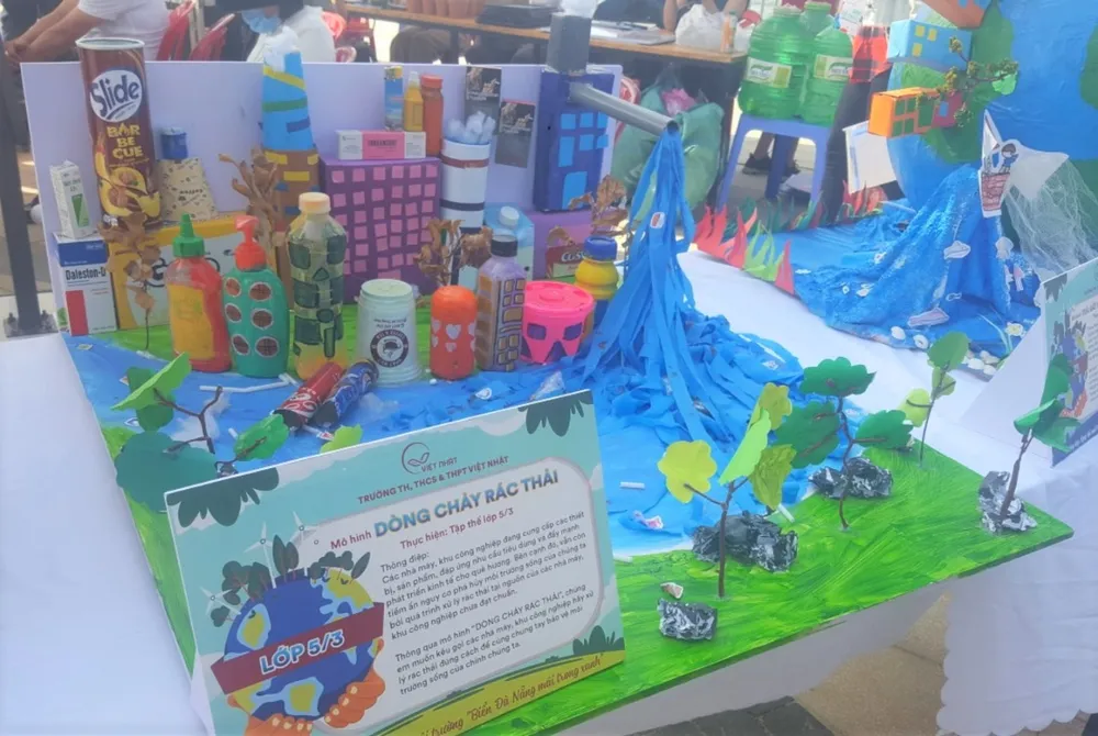 Trưng bày mô hình sắp đặt liên quan đến vấn đề môi trường. Ảnh: HUYỀN NGÂN Trưng bày mô hình sắp đặt liên quan đến vấn đề môi trường. Ảnh: HUYỀN NGÂN