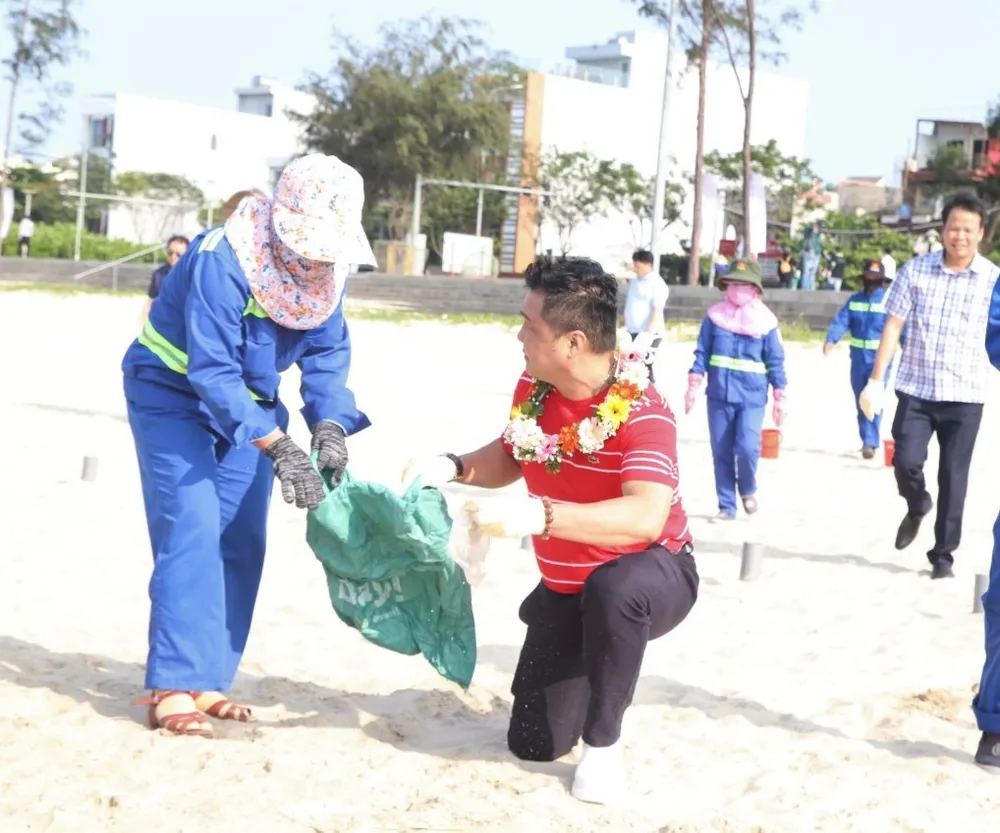 Diễn viên Lý Hùng tham gia dọn vệ sinh môi trường tại nhiều điểm dọc tuyến biển Nguyễn Tất Thành: Ảnh: HUYỀN NGÂN Diễn viên Lý Hùng tham gia dọn vệ sinh môi trường tại nhiều điểm dọc tuyến biển Nguyễn Tất Thành: Ảnh: HUYỀN NGÂN