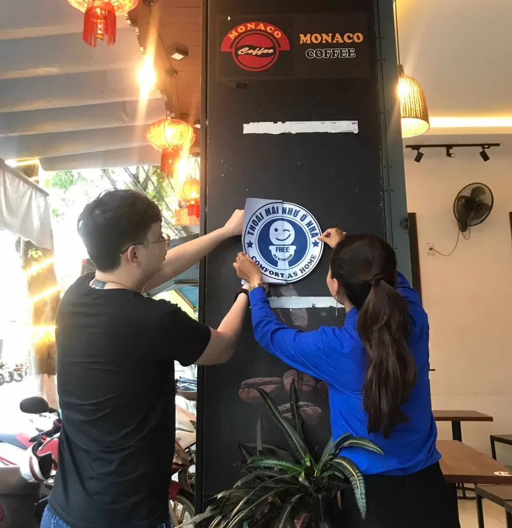 Đoàn viên cùng cơ sở dán logo hưởng ứng chương trình