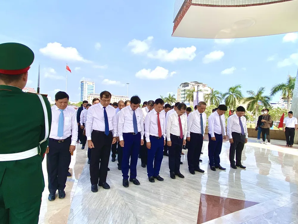 Phút mặc niệm để tưởng nhớ công ơn của các anh hùng liệt sĩ. Ảnh: PHẠM NGA