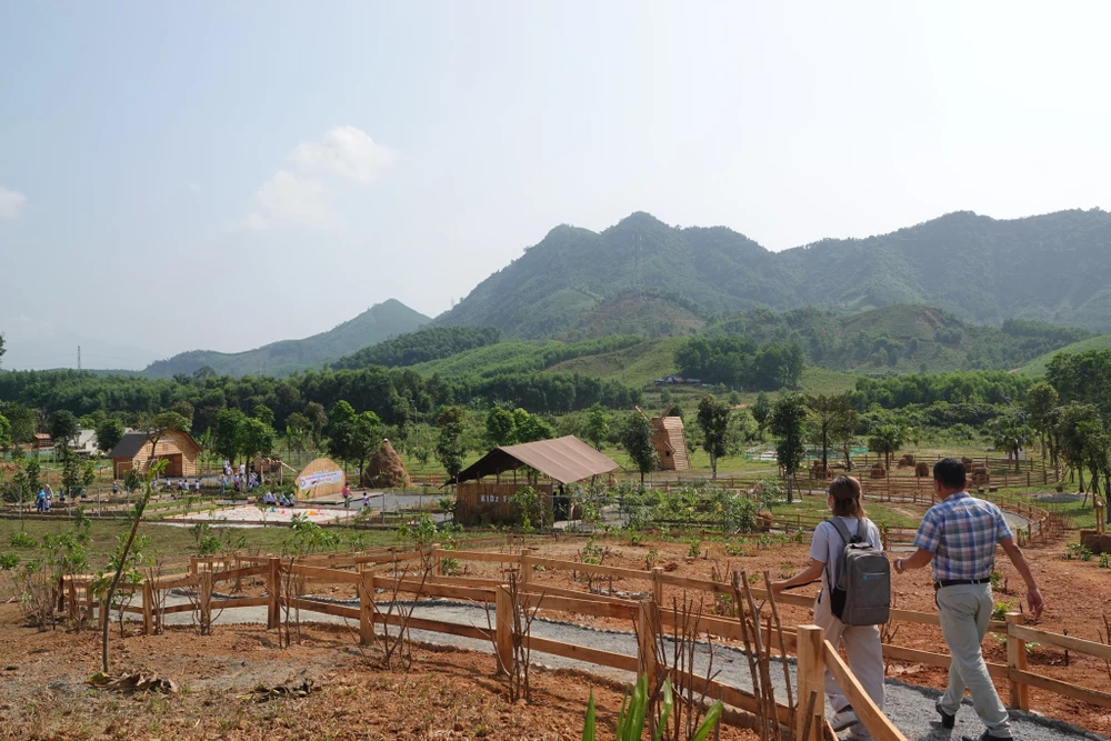 Trong ngày khai trương, cơ sở Bana Rita Glamping Farm đã có khách là đoàn học sinh tiểu học đến tham quan, vui chơi. Ảnh: XUÂN QUỲNH