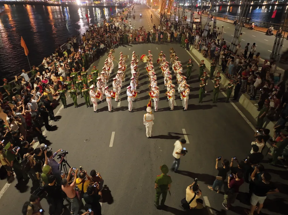 Đoàn nghi lễ Công an nhân dân (Bộ Tư lệnh Cảnh sát cơ động) biểu diễn nhạc kèn diễu hành thu hút đông đảo người xem. Ảnh: XUÂN QUỲNH