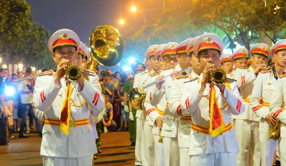 Đội trình diễn kèn nhạc. Ảnh: XUÂN QUỲNH