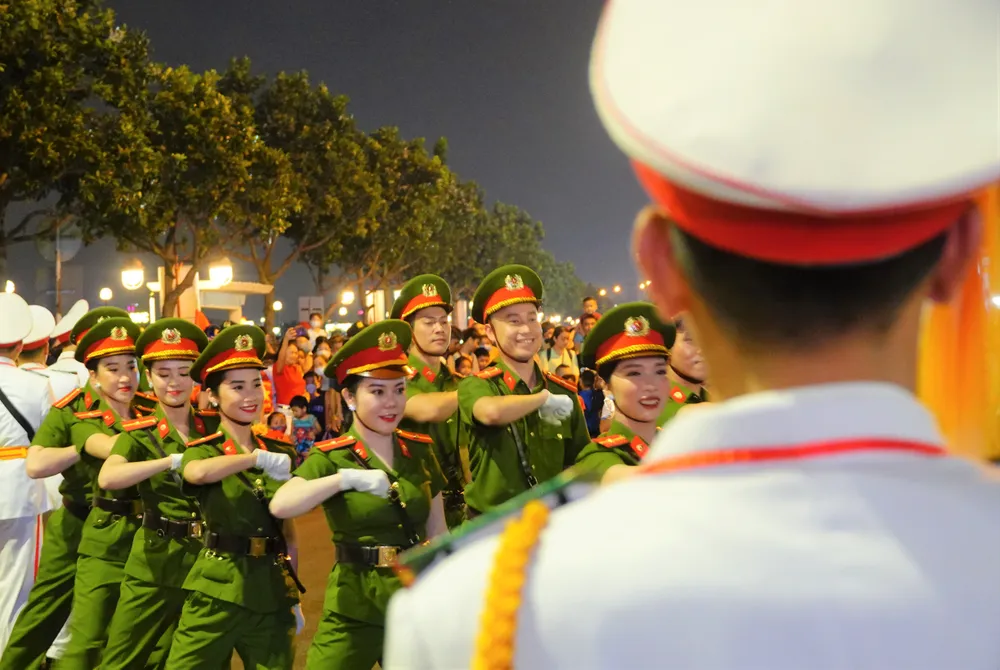 Đội trình diễn vũ đạo. Ảnh: XUÂN QUỲNH