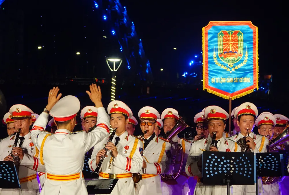 Các chiến sĩ vừa diễu hành và vừa biểu diễn tại chỗ. Ảnh: XUÂN QUỲNH