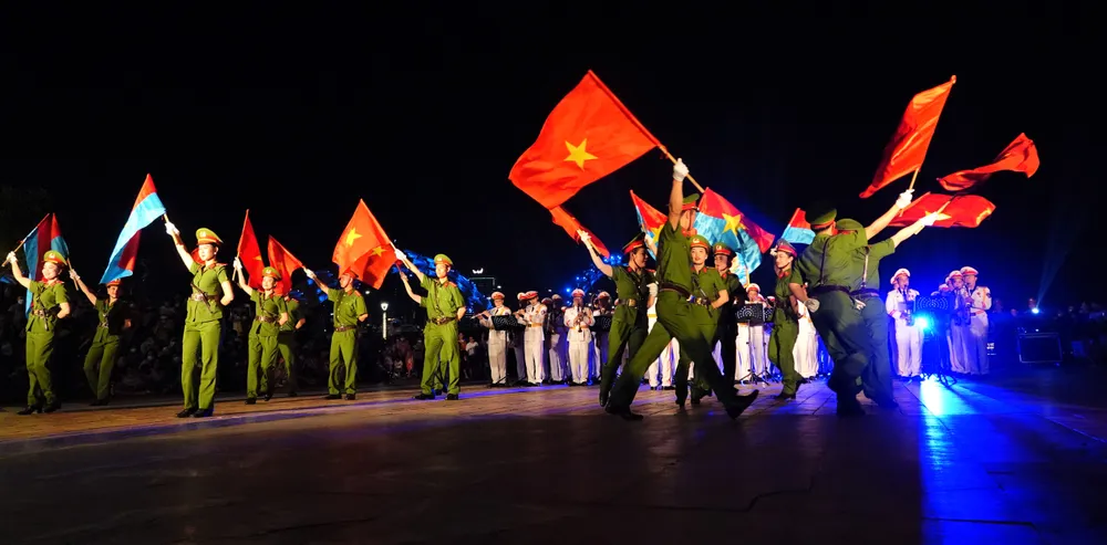 Đội nghi lễ trình diễn với đạo cụ là lá cờ Tổ quốc. Ảnh: XUÂN QUỲNH