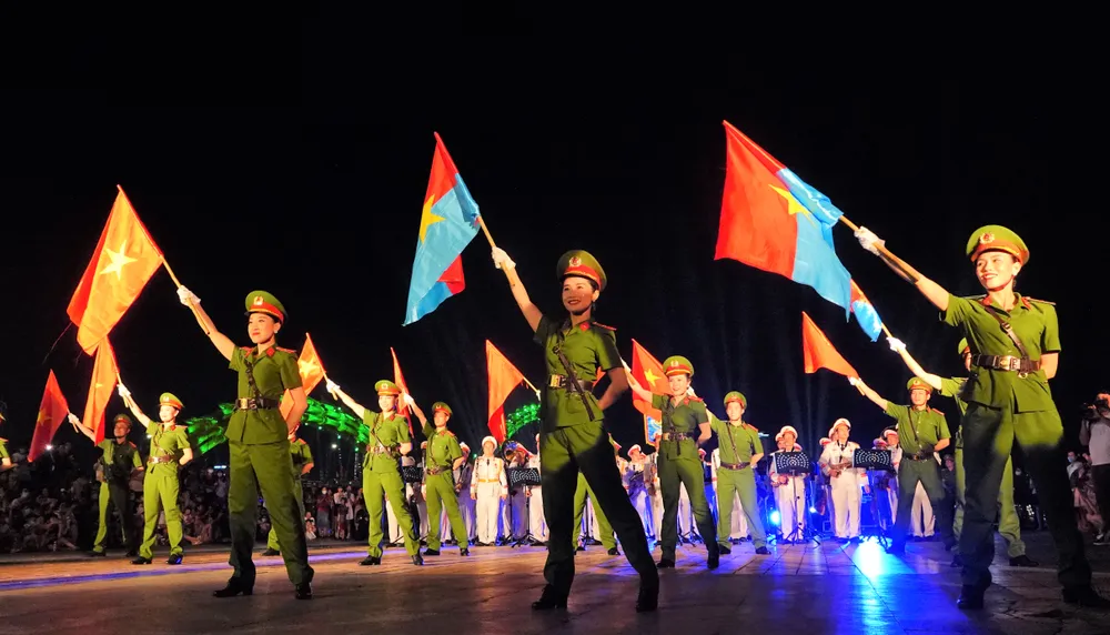 Các tiết mục cuối cùng được trình diễn bên bờ cầu Rồng. Ảnh: XUÂN QUỲNH