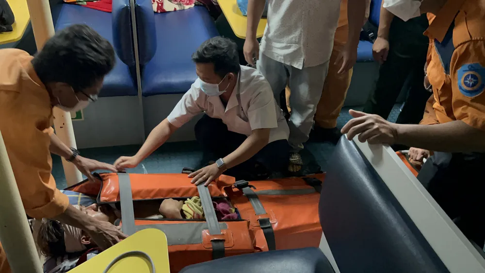 Ê kíp bác sĩ đang chăm sóc y tế cho thuyền viên Thái