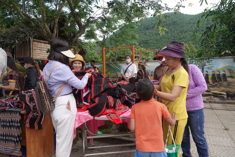 Trang phục dân tộc trở thành sản phẩm du lịch đặc sắc. Ảnh: XUÂN QUỲNH Trang phục dân tộc trở thành sản phẩm du lịch đặc sắc. Ảnh: XUÂN QUỲNH